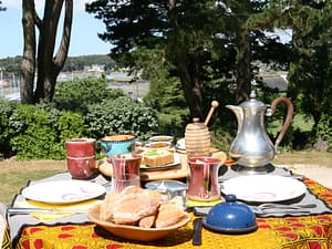 de succulents petits déjeuners vous attendent à la table d'hôtes de l'escale de Mane Braz, cafés, thés, tisanes, miels, confitures...